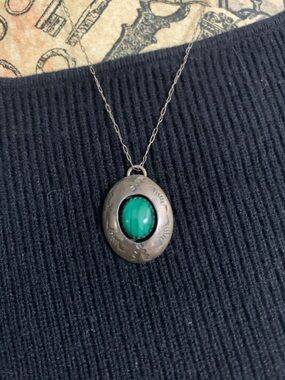 Green Stone Oval Pendant Necklace - Unbranded Vintage